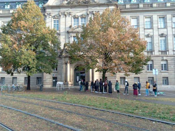 În urma deciziei prefectului Josiane Chevalier, 75 de persoane radicalizate din punct de vedere islamic sunt nevoite să se prezinte zilnic în această perioadă la Prefectură şi sunt puse sub supraveghere. În fotografie sunt circa 40 de persoane care au venit la Prefectura din Strasbourg în urma ordinului prefectului. În urma deciziei prefectului Josiane Chevalier, 75 de persoane radicalizate din punct de vedere islamic sunt nevoite să se prezinte zilnic în această perioadă la Prefectură şi sunt puse sub supraveghere. În fotografie sunt circa 40 de persoane care au venit la Prefectura din Strasbourg în urma ordinului prefectului.